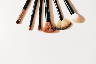 Wie benutzt man einen flachen Make-up-Pinsel? Verwendung und ihre Vorteile