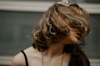 Die besten Tipps zum Stylen eines Butterfly Cut bei kurzem Haar