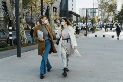 Wintergarderobe-Essentials, die jede Frau im Jahr 2025 besitzen sollte