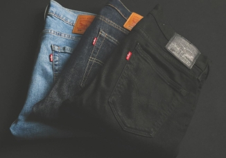 Schlagjeans sind zurück – So stylen Sie sie