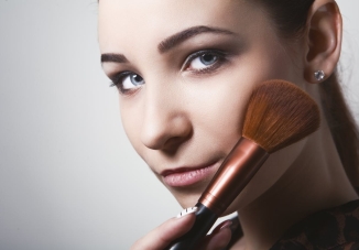 Das beste Make-up für zu Akne neigende Haut, das Sie kennen sollten