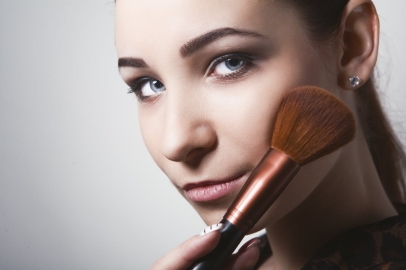 Das beste Make-up für zu Akne neigende Haut, das Sie kennen sollten