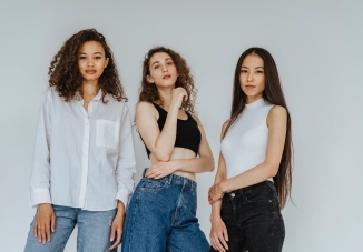 Der ultimative Leitfaden für Frauen: So stylen Sie ein weißes Oberteil elegant