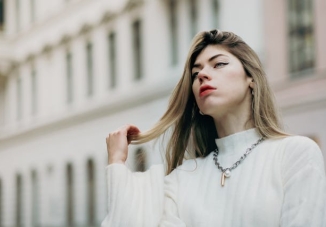 6 elegante Halsketten im Preppy-Stil, die deinen Look aufwerten