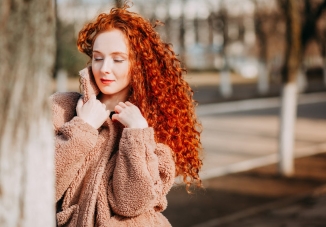 Bewährte Tipps, um krauses Haar zu bändigen und glatte Locken zu erzielen