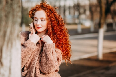 Bewährte Tipps, um krauses Haar zu bändigen und glatte Locken zu erzielen