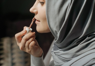 Warum das „Rare Beauty Lip Oil“ der Heilige Gral unter den Lippenprodukten ist