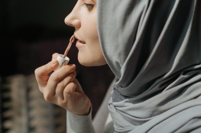 Warum das „Rare Beauty Lip Oil“ der Heilige Gral unter den Lippenprodukten ist