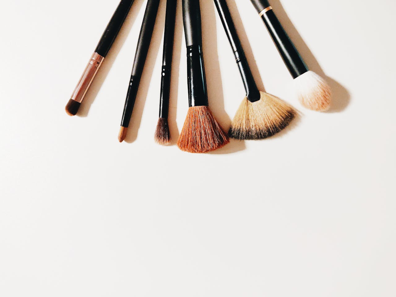 Wie benutzt man einen flachen Make-up-Pinsel? Verwendung und ihre Vorteile