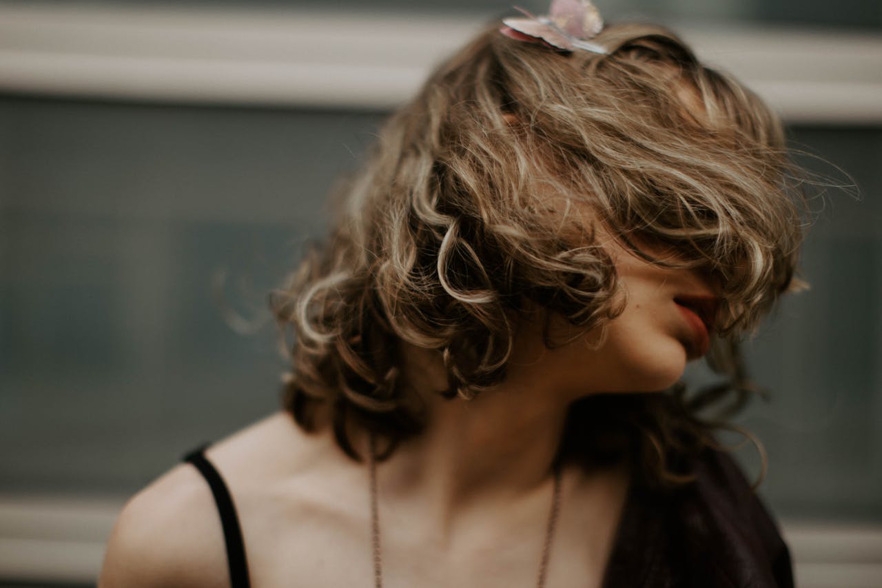 Die besten Tipps zum Stylen eines Butterfly Cut bei kurzem Haar