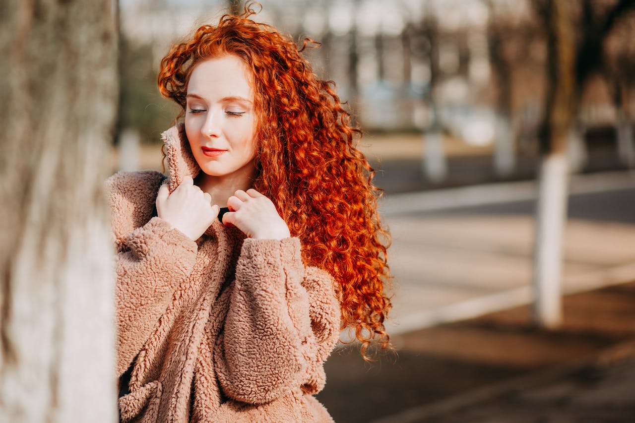 Bewährte Tipps, um krauses Haar zu bändigen und glatte Locken zu erzielen