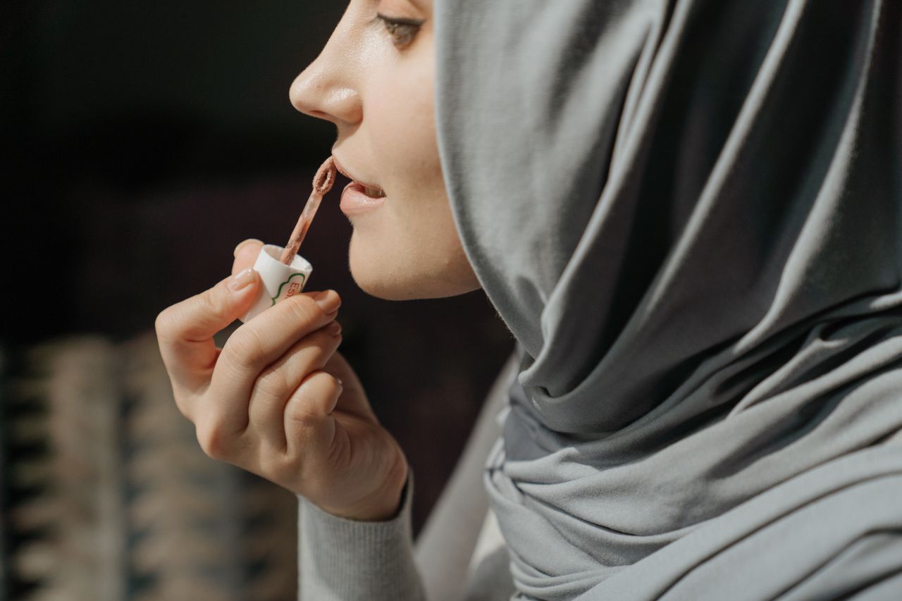 Warum das „Rare Beauty Lip Oil“ der Heilige Gral unter den Lippenprodukten ist